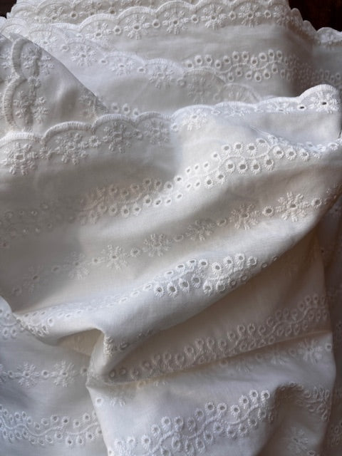 COTTON EMBROIDERY TWO-SIDED SCALLOP - WHITE