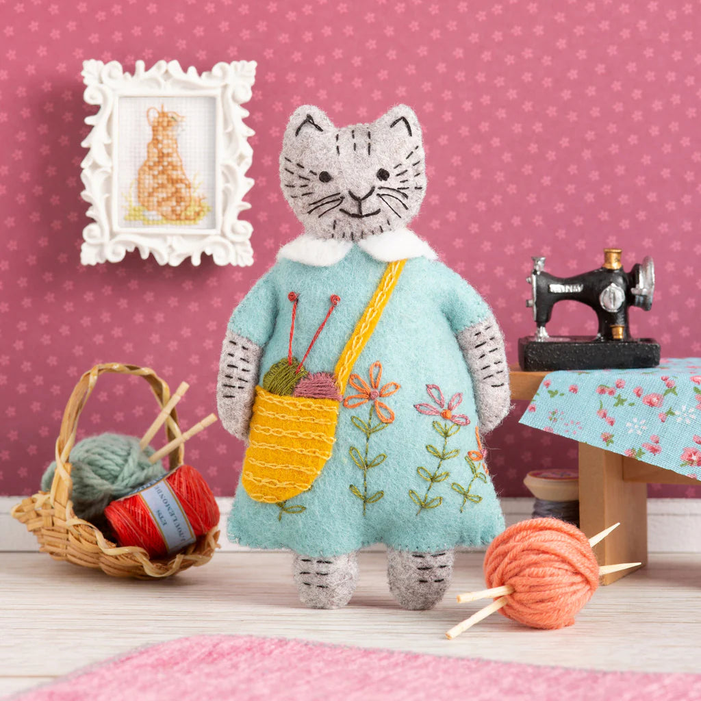 Corinne Lapierre - Greeting Card Mrs Cat Loves Knitting