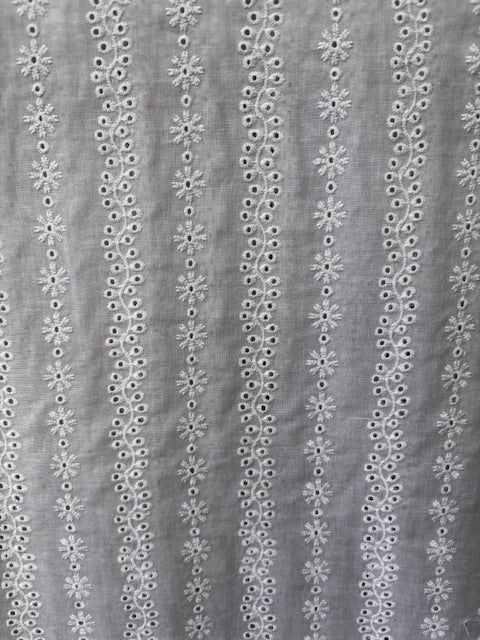 COTTON EMBROIDERY TWO-SIDED SCALLOP - WHITE