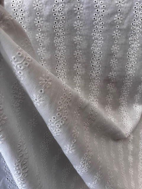 COTTON EMBROIDERY TWO-SIDED SCALLOP - WHITE