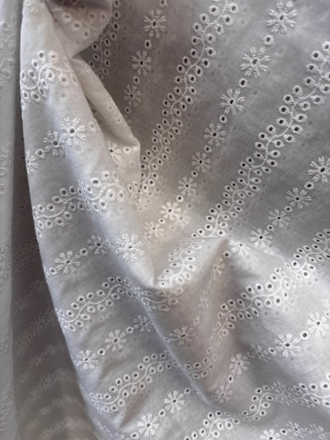 COTTON EMBROIDERY TWO-SIDED SCALLOP - WHITE