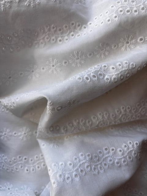 COTTON EMBROIDERY TWO-SIDED SCALLOP - WHITE